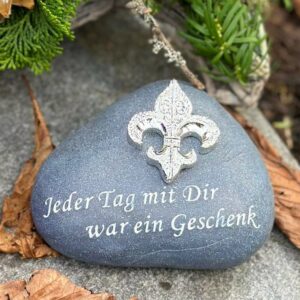 eberin • Großer Gedenkstein mit Motiv "Lilie" und Spruch "Jeder Tag mit Dir war ein Geschenk" • Anthrazit