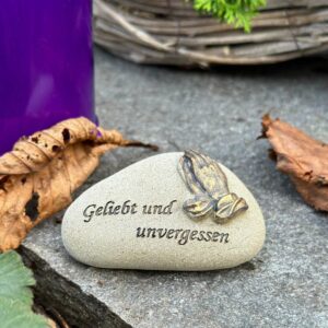 eberin • Urnengrab Gedenkstein "betende Hände" / Trauerspruch "geliebt und unvergessen" Sandfarbig