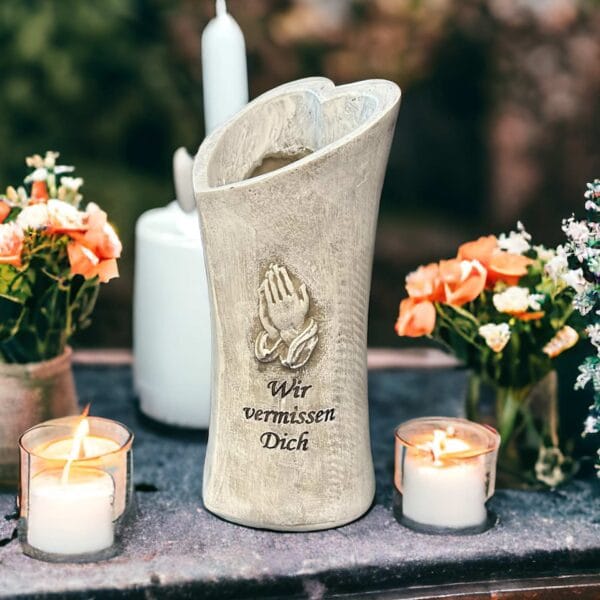 🖤eberin · Grabvase mit Herzöffnung und betenden Händen – EIN Symbol der ewigen Erinnerung · stabile Vase für den Friedhof · Höhe 18cm · antik-grau • Grabwelt eberin365