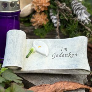 eberin · Gedenkrolle · Deko-Gedenkrolle · Grabdeko Steinrolle · Grab Rolle Calla mit Spruch "Im Gedenken"