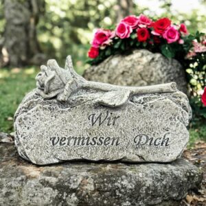 eberin · Gedenkstein mit Rose und Inschrift „Wir vermissen Dich“ – Würdevolle Erinnerung für die Grabstätte · Grabstein in antikem Grau · Gedenkstein ist aus wetterfestem Material