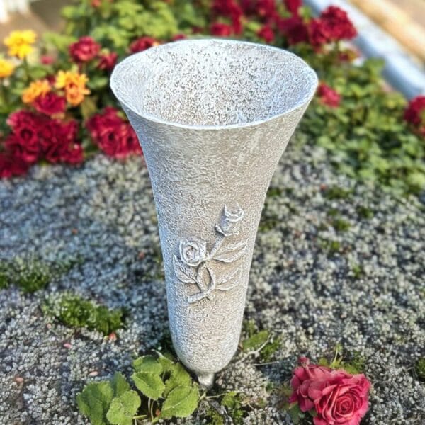 🖤eberin · Friedhof Grabvase · Grabblumenvase in massiver Steinoptik · Steckvase fürs Grab · Blumen- oder Gesteckvase · Grabvase mit Rose · grau antik · • Grabwelt eberin365