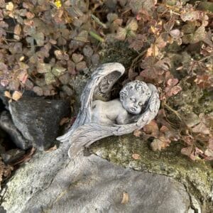 eberin · Grabwelt · Friedhof Grabengel · Trauerengel · Engel liegend in Flügel fürs Grab · Engel · Engelsflügel · Grabdeko mit Engel · grau antik · (zwei Größen) – Bild 3